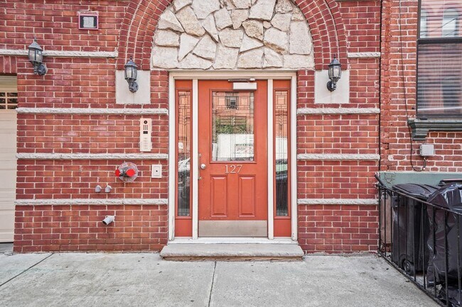 Building Photo - 127 Clinton St