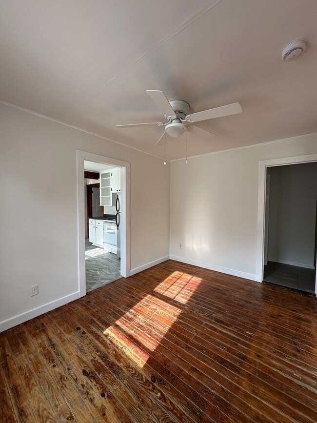 Building Photo - In town - 3 Bedroom, 1 bathroom house move-in ready