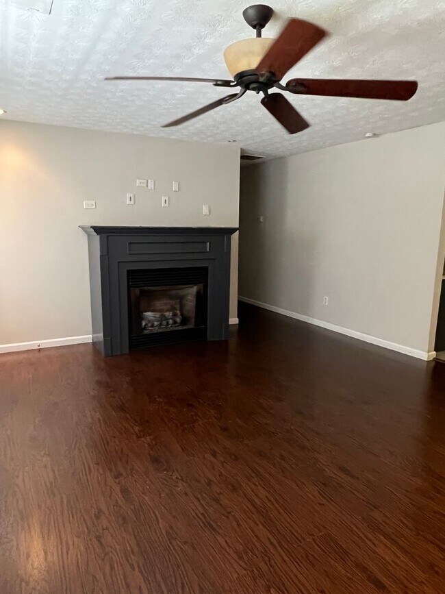 Building Photo - Charming 3 Bedroom 2 Bath home on large lot