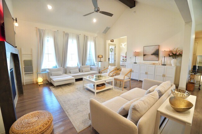 Building Photo - 4 Bedroom 2 bath in Hatton Place!