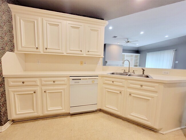 Building Photo - 309 Rolling Hills Dr W