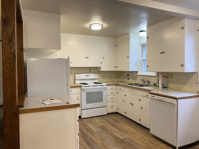 Building Photo - Quaint Hood River Cottage