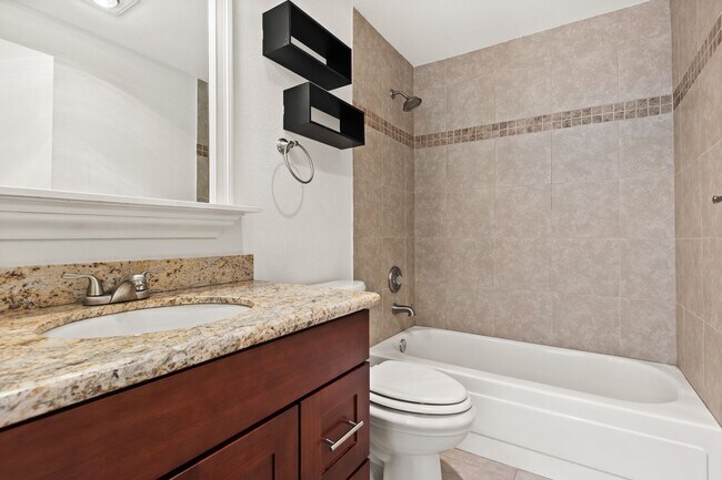 Building Photo - Modern 2-Bedroom Condo in Shoreline with Stylish Finishes