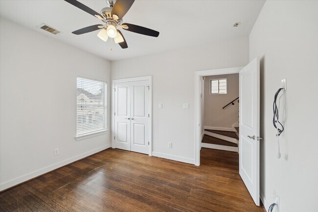 Building Photo - 3041 Clinton Dr