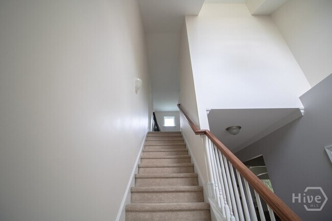 Building Photo - 4 Gresham Ln