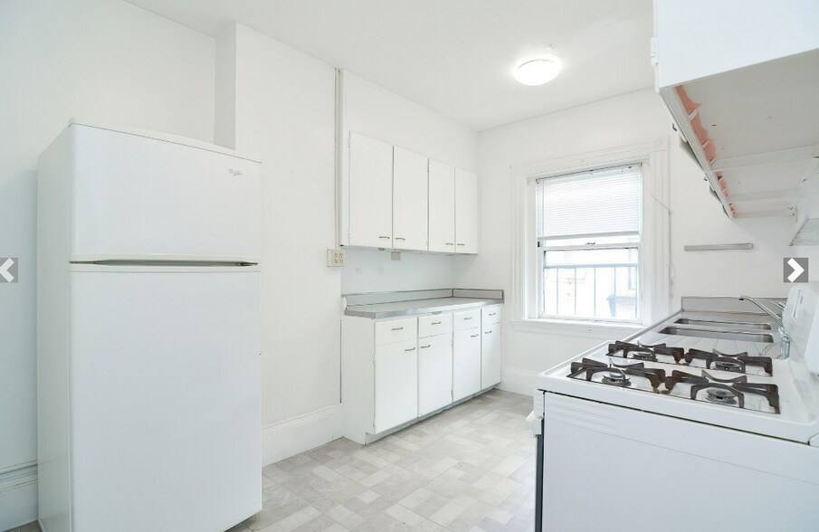 Building Photo - 923 Beacon St