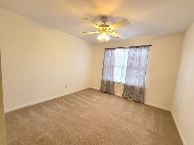 Building Photo - End Unit Townhome in Callonwood, Matthews! Near I-485