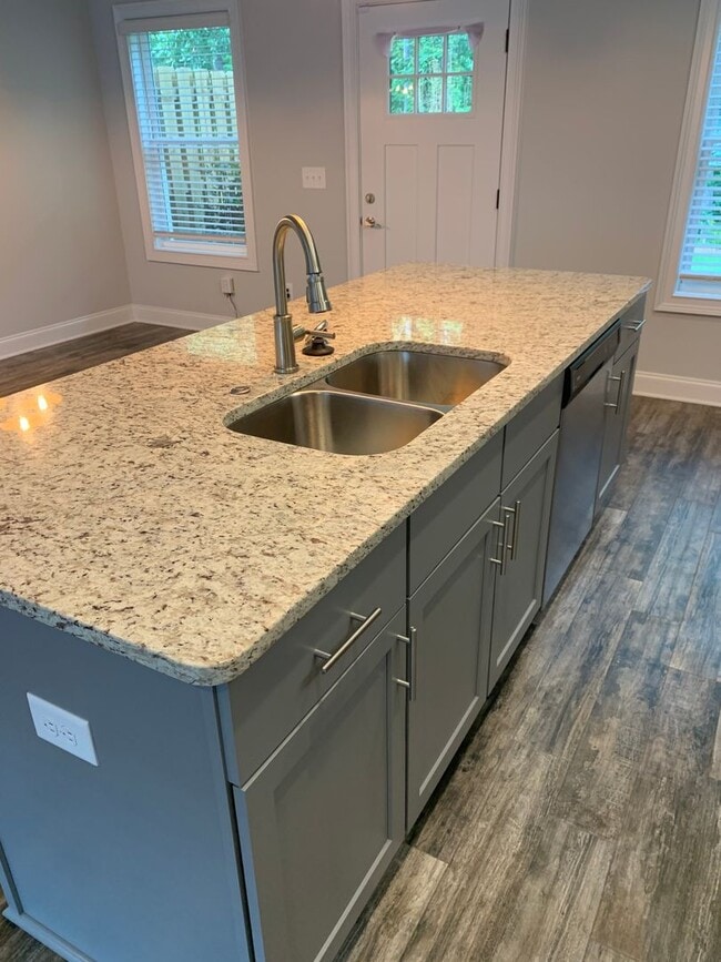 Building Photo - College Oaks