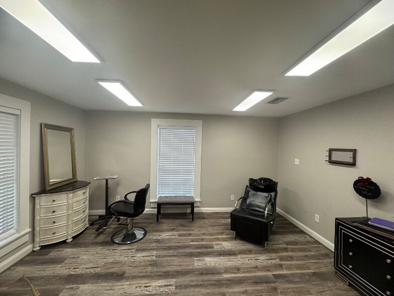 Building Photo - 403 W Main St