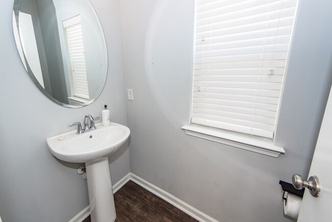 Building Photo - 3 Bedroom 2.5 Bath Single Family Home in W...