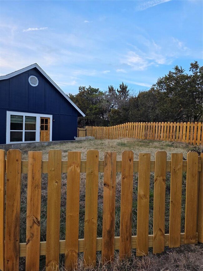 Building Photo - 10201 Longhorn Skyway