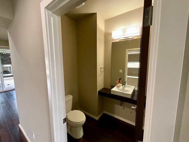 Building Photo - Beautiful and Spacious 4 Bedroom Home in M...