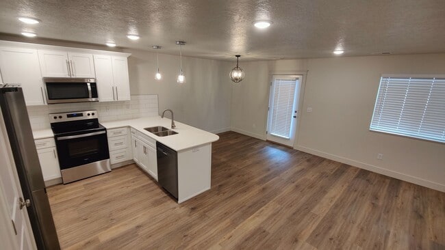 Building Photo - West Haven 3 bedroom Townhome for Rent!