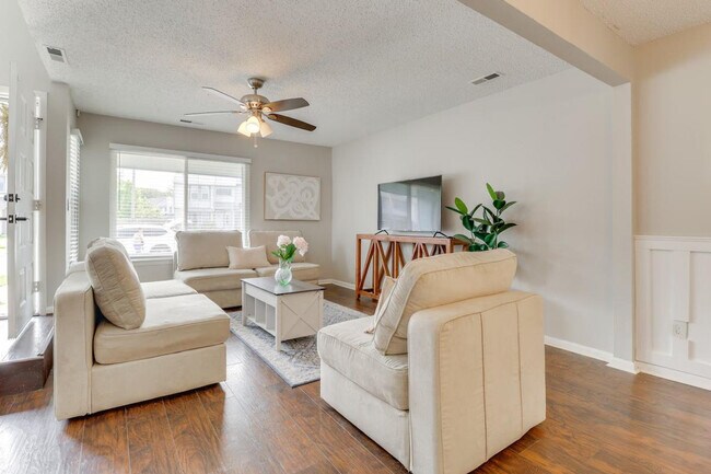 Building Photo - 749 Quesnel Dr