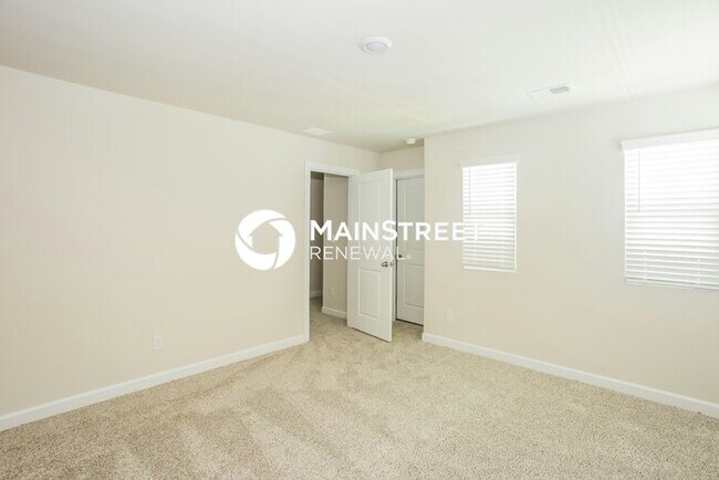 Building Photo - 4 Bedroom Pet-Friendly Home in Charlotte, NC with Main Street Renewal