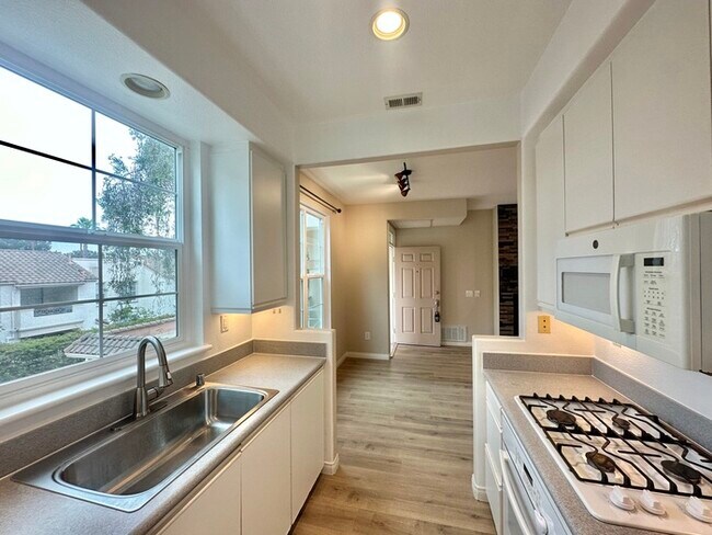 Building Photo - Second Floor Updated 2 BD / 2 BA In Carmel...