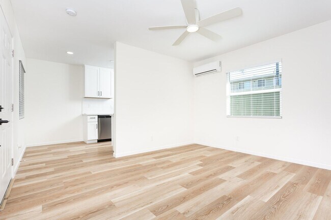 Building Photo - COMING SOON!!! $1000 OFF Move In Special!!...