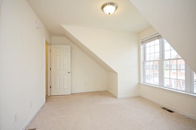 Building Photo - Dog-Friendly Old Trail Townhome