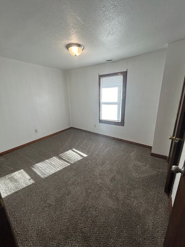 Building Photo - Updated 2 Bed 1 Bath House!!