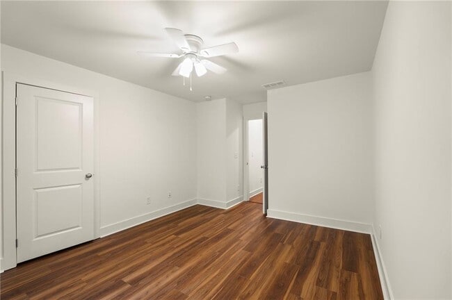 Building Photo - 1833 Edgehill Dr