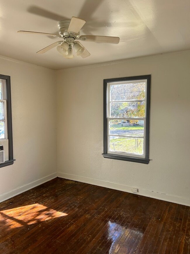 Building Photo - Cute Home, Large Yard