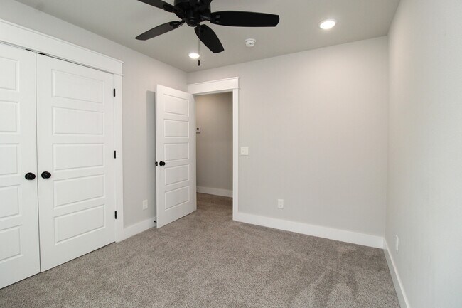 Building Photo - 11 Hillswick Dr