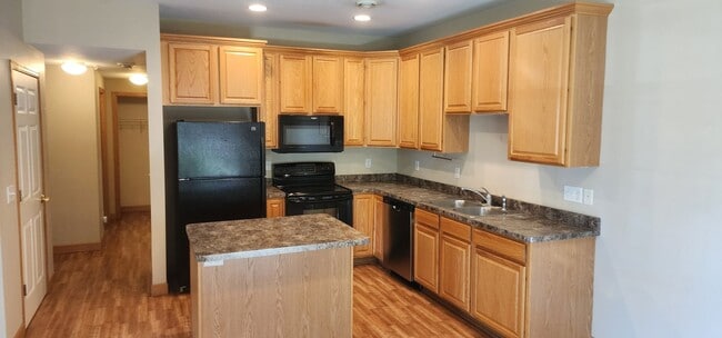 Building Photo - Beautiful 3 bedroom 3 bath End Unit Townhouse