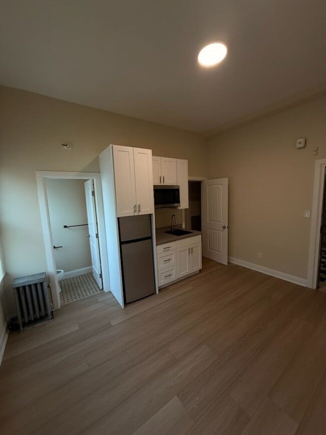 Building Photo - Renovated studio in Central Richmond, H/W Floors, Shared Laundry (494 27th Avenue #4)