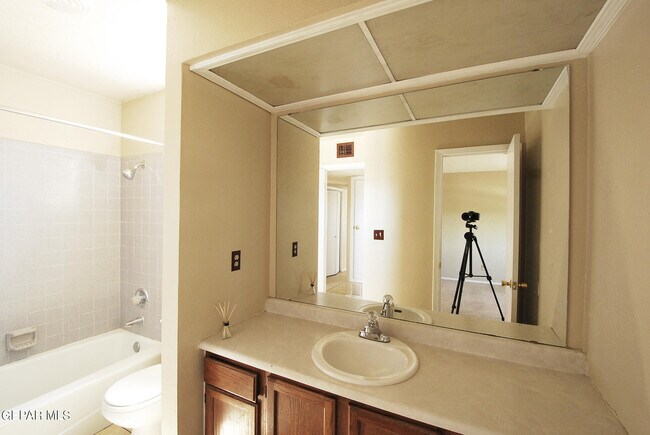 Building Photo - 216 Cutlass Dr