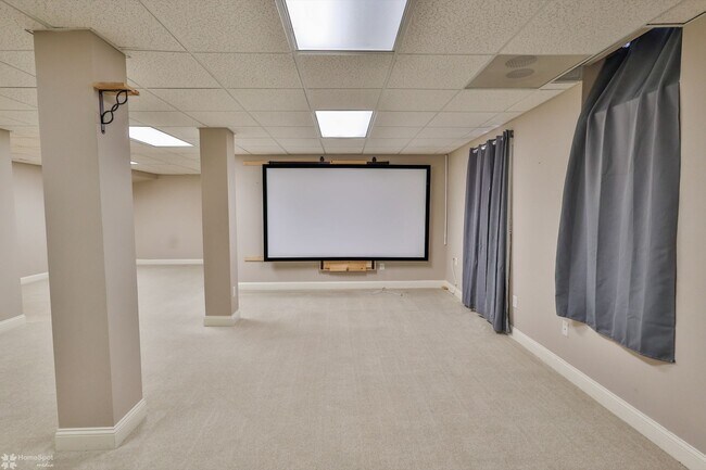 Building Photo - Beautifully maintained, energy-efficient f...