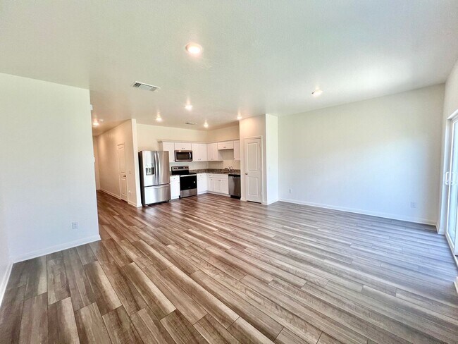Building Photo - **APPLICATION RECEIVED** Charming Two-Story Home with Fenced Backyard & Community Pool