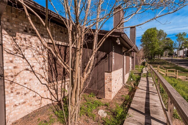 Building Photo - 514 Hickory Dr
