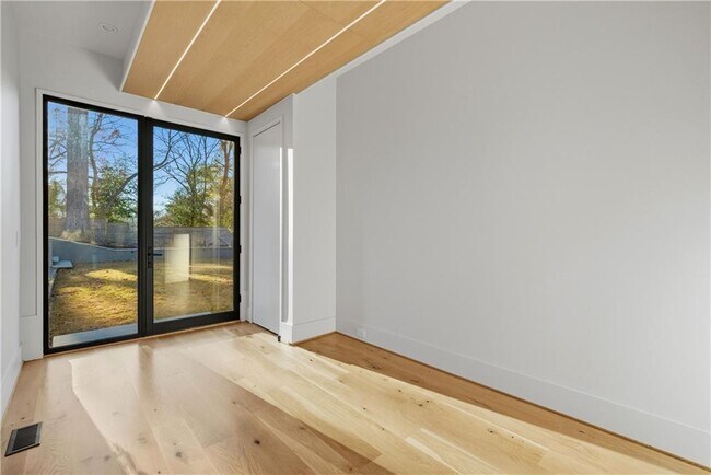 Building Photo - 1033 Reeder Cir NE