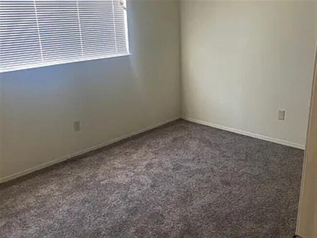 Building Photo - Bakers field