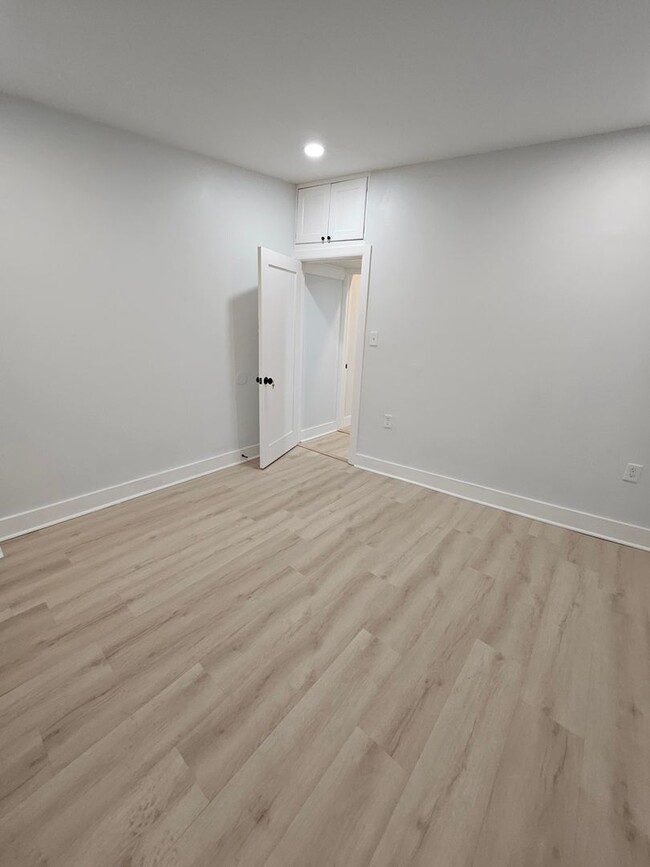 Building Photo - Beautifully Remodeled Townhouse