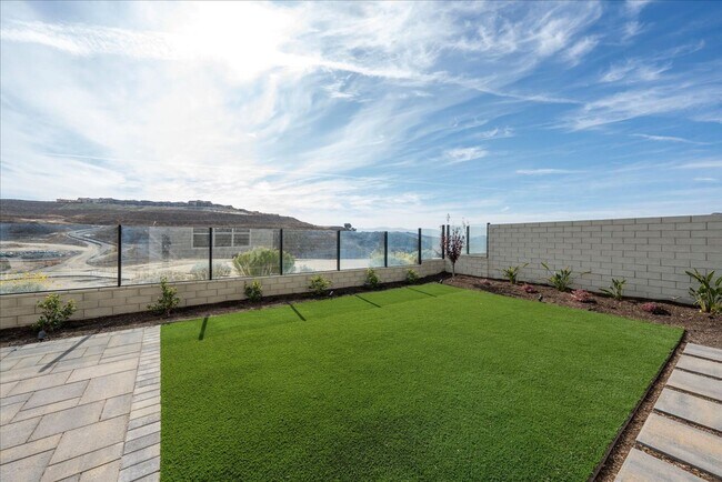 Building Photo - Model-Perfect 5 Bedroom Home in Valencia!