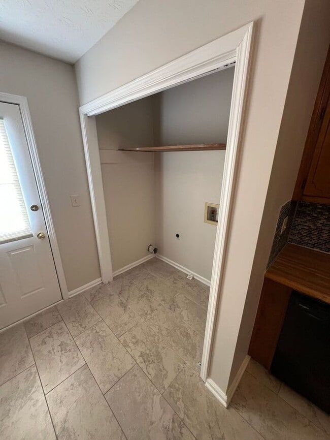 Building Photo - Beautiful 2 bedroom 2 bathroom ranch duplex Now Ready!