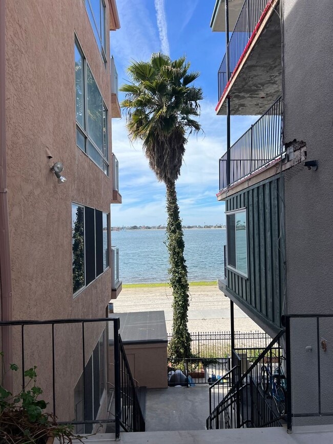 Building Photo - 3802 Riviera Dr