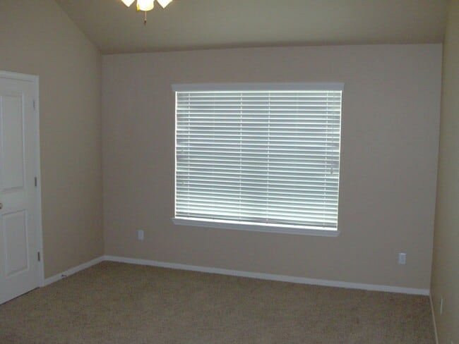 Building Photo - Gorgeous 2 bed/2 bath near Bunny Trail in ...
