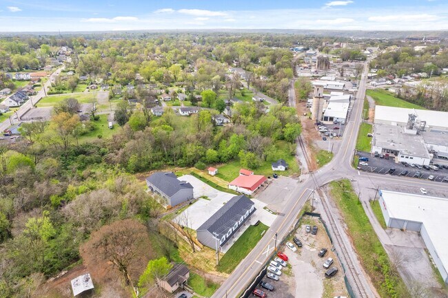 Building Photo - Close to downtown Clarksville! 2 Bed/2.5 Bath townhouse!