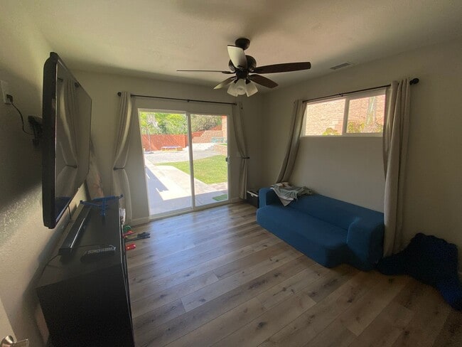 Building Photo - Beautiful 5 Bed, 2 Bath with Large Yard in Mount Helix!!