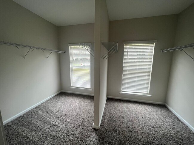 Building Photo - 5 bedroom, 3 bath home in Savannah, near I-16