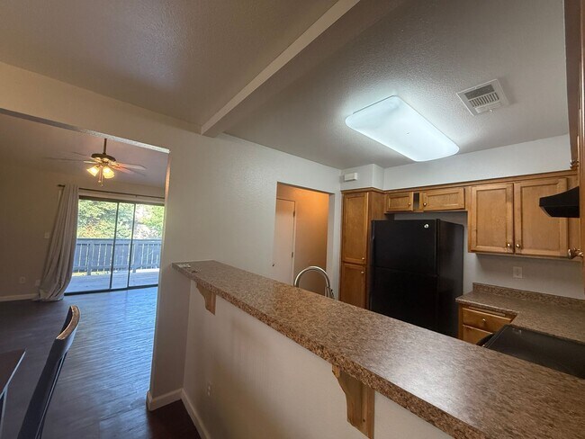 Building Photo - 1190 S Winery Ave