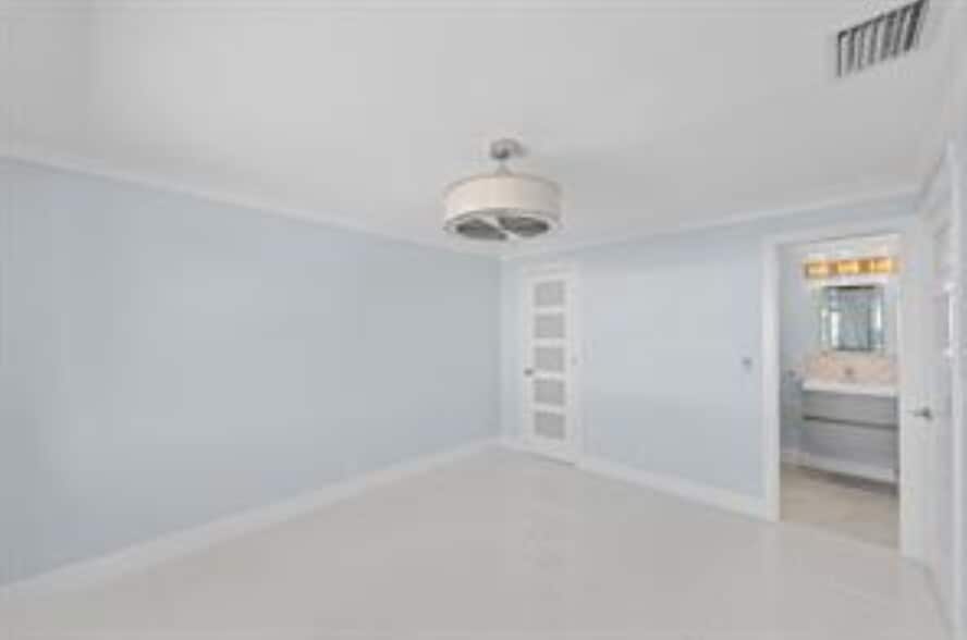 Building Photo - 3220 Bayview Dr