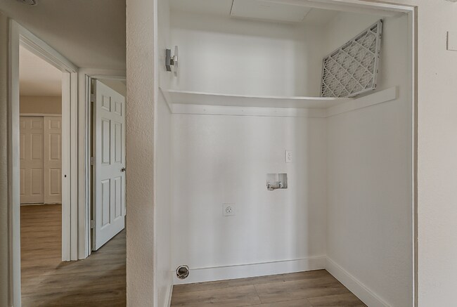 Building Photo - NEWLY REMODELED! 3 Bed 2 Bath Single Story Central PHX