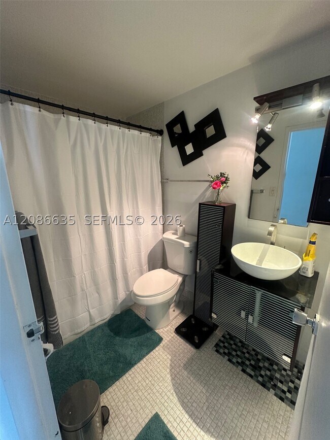 Building Photo - 905 Brickell Bay Dr