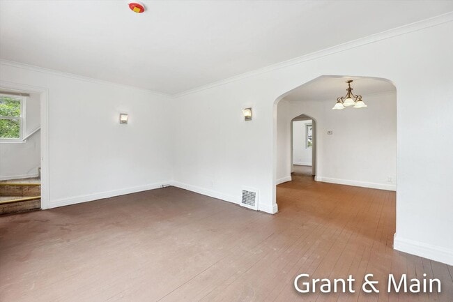 Building Photo - $1250 3 bedroom bungalow