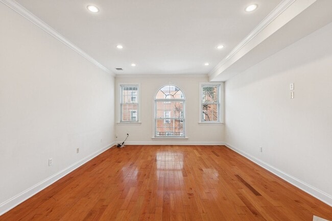 Building Photo - Beautiful 3 bedroom house with Private bac...
