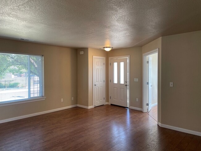 Building Photo - 55 Plus Community-1 Bedroom 1 Bath---Bonus Room/Office Space-Located in Friendly Central Point