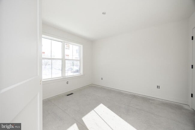 Building Photo - 453 E Franklin St